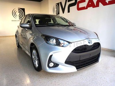 Usado Toyota Yaris Hybrid Business Edition 116 CV (85 kW) 2021 Gris / plata Berlina