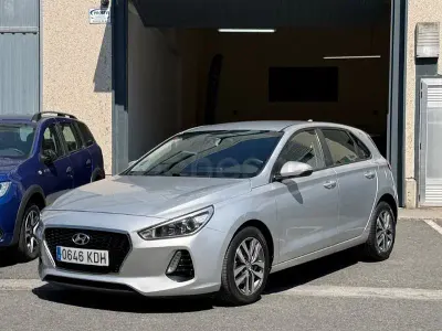Usado Hyundai i30 120 CV (88 kW) 2017 Gris / plata Berlina