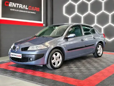Usado Renault Mégane 100 CV (73 kW) 2006 Gris / plata Berlina