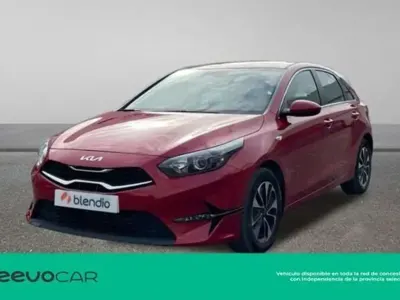 Käytetty Kia Ceed 101 HP (74 kW) 2024 Punainen Viistoperä