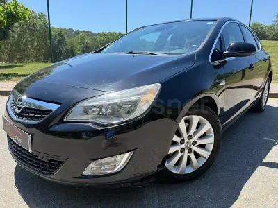 Usado Opel Astra Excellence 165 CV (121 kW) 2012 Negro Berlina