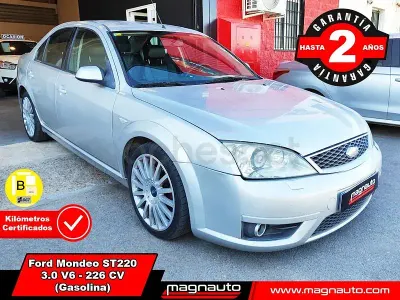 Usado Ford Mondeo ST 226 CV (166 kW) 2002 Gris / plata Berlina