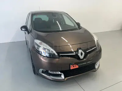 Usado Renault Scénic Bose Edition 130 CV (95 kW) 2014 Marrón Monovolumen