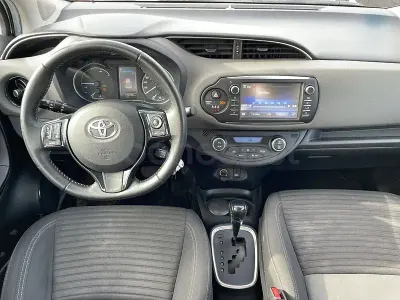 Usado Toyota Yaris Hybrid Active 100 CV (73 kW) 2019 Blanco Berlina