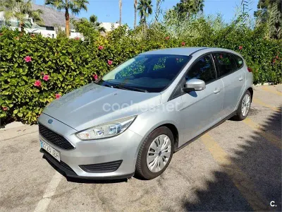 Usado Ford Focus Trend 100 CV (73 kW) 2015 Gris / plata Berlina