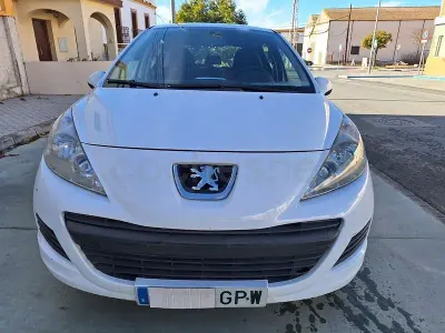 Usado Peugeot 207 70 CV (51 kW) 2009 Blanco Berlina