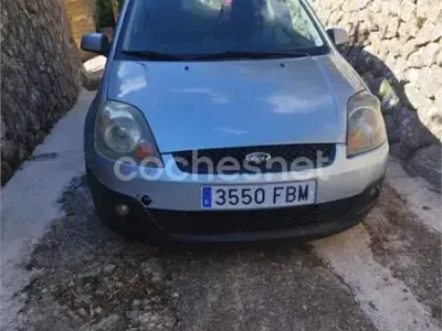 Usado Ford Fiesta Ghia 80 CV (58 kW) 2006 Gris / plata Utilitario