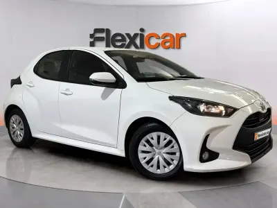 Usado Toyota Yaris Active 111 CV (81 kW) 2020 Blanco Berlina