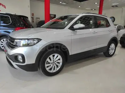 Usado VW T-Cross Advance 95 CV (69 kW) 2021 Gris / plata SUV