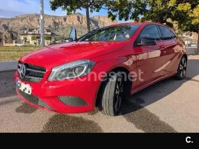 Usado Mercedes A180 Urban 109 CV (80 kW) 2015 Rojo Utilitario