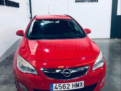 Używany Opel Astra Excellence 110 KM (80 kW) 2012 Czerwony Kombi