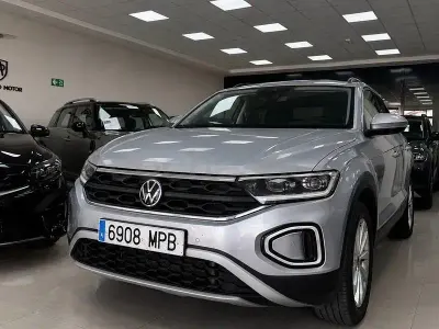 Usado VW T-Roc Life 110 CV (80 kW) 2024 Gris / plata SUV