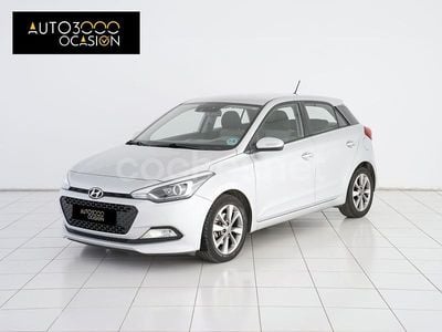 Usado Hyundai i20 75 CV (55 kW) 2015 Gris / plata Berlina