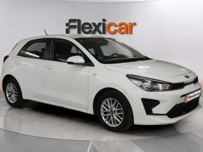 Usado Kia Rio 84 CV (61 kW) 2021 Blanco Berlina