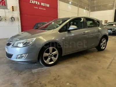 Usado Opel Astra Selective 115 CV (84 kW) 2012 Gris / plata Berlina