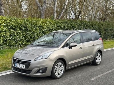 Usado Peugeot 5008 Style 120 CV (88 kW) 2015 Beige Monovolumen