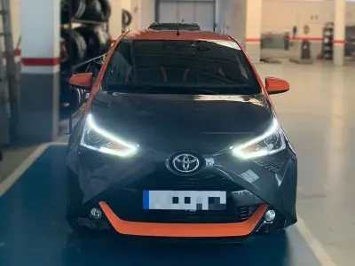 Usado Toyota Aygo Sport 72 CV (52 kW) 2021 Gris Utilitario