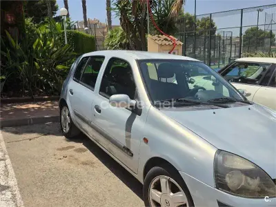 Usado Renault Clio Dynamique 98 CV (72 kW) 2002 Blanco Berlina