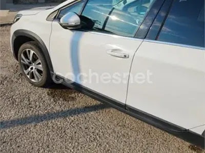 Usado Peugeot 2008 Allure 120 CV (88 kW) 2016 Blanco SUV