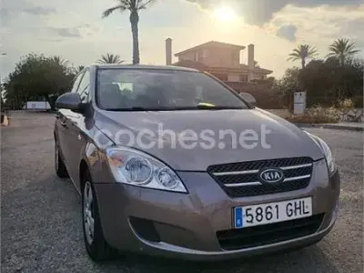 Usado Kia Ceed 90 CV (66 kW) 2008 Gris / plata Utilitario