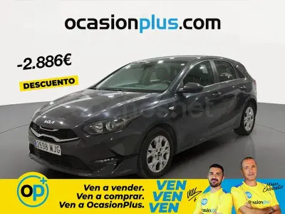 Usado Kia Ceed 136 CV (100 kW) 2023 Gris / plata Utilitario