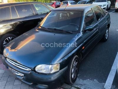 Usado Ford Escort Ghia 90 CV (66 kW) 1997 Verde Berlina