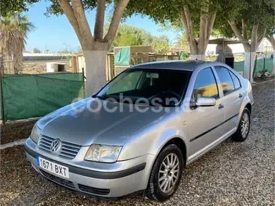 Usado VW Bora Highline 115 CV (84 kW) 2002 Gris / plata Berlina