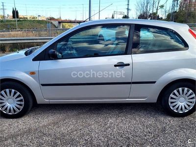 Usado Ford Fiesta Trend 68 CV (50 kW) 2004 Blanco Utilitario