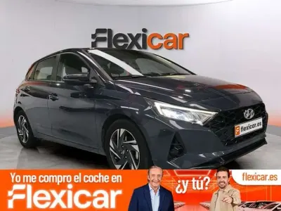 Usado Hyundai i20 101 CV (74 kW) 2022 Gris Utilitario