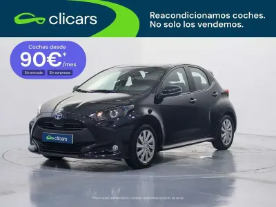 Usado Toyota Yaris Hybrid Active 75 CV (55 kW) 2022 Negro Berlina