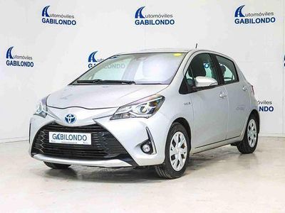 Usado Toyota Yaris Hybrid Advance 100 CV (73 kW) 2019 Gris / plata Berlina