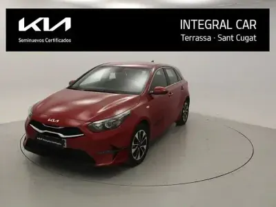 Usado Kia Ceed 100 CV (73 kW) 2025 Rojo Utilitario