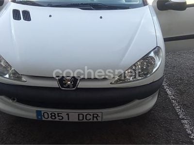 Usado Peugeot 206 110 CV (80 kW) 2004 Blanco Berlina