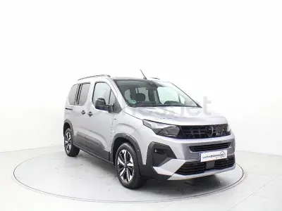 Usado Peugeot Rifter GT 130 CV (95 kW) 2025 Gris / plata Monovolumen