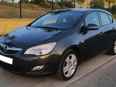 Używany Opel Astra Excellence 110 KM (80 kW) 2012 Szary Hatchback