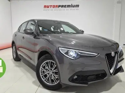 Usado Alfa Romeo Stelvio Super 190 CV (139 kW) 2022 Gris / plata SUV