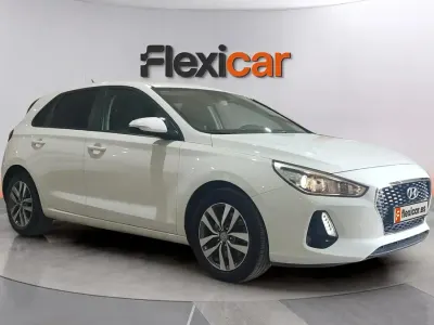 Usado Hyundai i30 110 CV (80 kW) 2018 Blanco Berlina