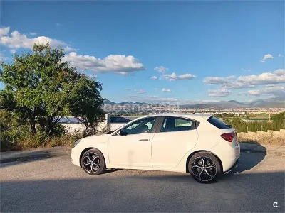Usado Alfa Romeo Giulietta Distinctive 140 CV (102 kW) 2013 Blanco Utilitario
