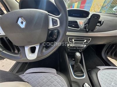 Usado Renault Fluence Dynamique 110 CV (80 kW) 2011 Gris / plata Berlina