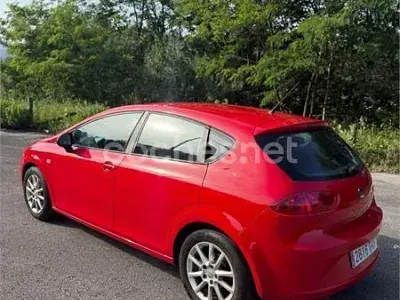 Usado Seat Leon Reference 105 CV (77 kW) 2010 Rojo Utilitario