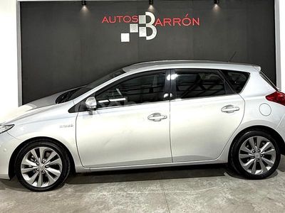Usado Toyota Auris Hybrid Active 136 CV (100 kW) 2013 Gris / plata Berlina