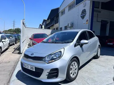 Usado Kia Rio 75 CV (55 kW) 2016 Gris / plata Utilitario