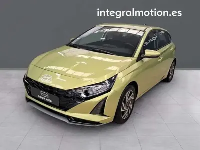 Usado Hyundai i20 101 CV (74 kW) 2024 Verde Utilitario