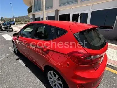 Usado Ford Fiesta Trend 85 CV (62 kW) 2018 Rojo Utilitario