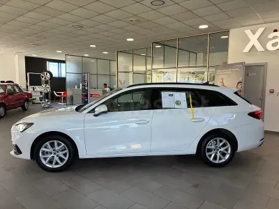Usado Seat Leon Style 150 CV (110 kW) 2021 Blanco Familiar