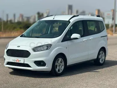 Usado Ford Tourneo Courier Trend 102 CV (75 kW) 2018 Blanco Monovolumen