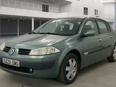 Usado Renault Mégane Dynamique 115 CV (84 kW) 2005 Gris / plata Berlina