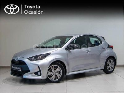 Gris / plata Usado 2025 Toyota Yaris Hybrid Active Berlina | 22.990 € (Un poco caro)
