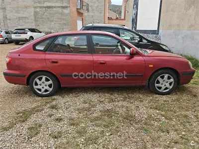 Usado Hyundai Elantra Style 112 CV (82 kW) 2005 Rojo Berlina