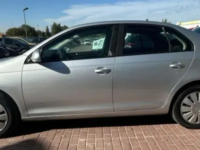 Usado VW Jetta Trendline 102 CV (75 kW) 2007 Gris Utilitario